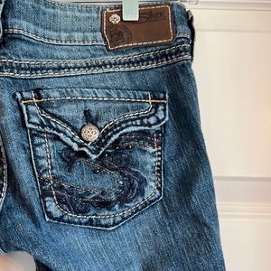 Mackenzie Silver jeans with amazing back pocket details. Size W27/L32